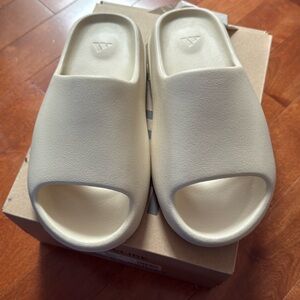 Yeezy Slides Bone Size 8